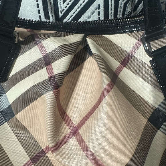 BURBERRY HANDBAG 😊😊 💯 % - Picture 14 of 16